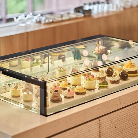 โรงแรมรอยัล เจียว ซี เจียวซี ภายนอก รูปภาพ A pastry display case