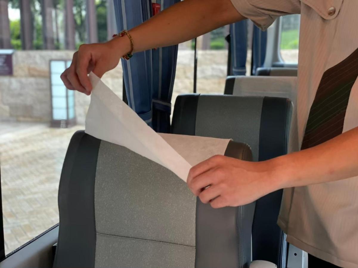 โรงแรมรอยัล เจียว ซี เจียวซี ภายนอก รูปภาพ A bus driver covering the seat with a seat cover