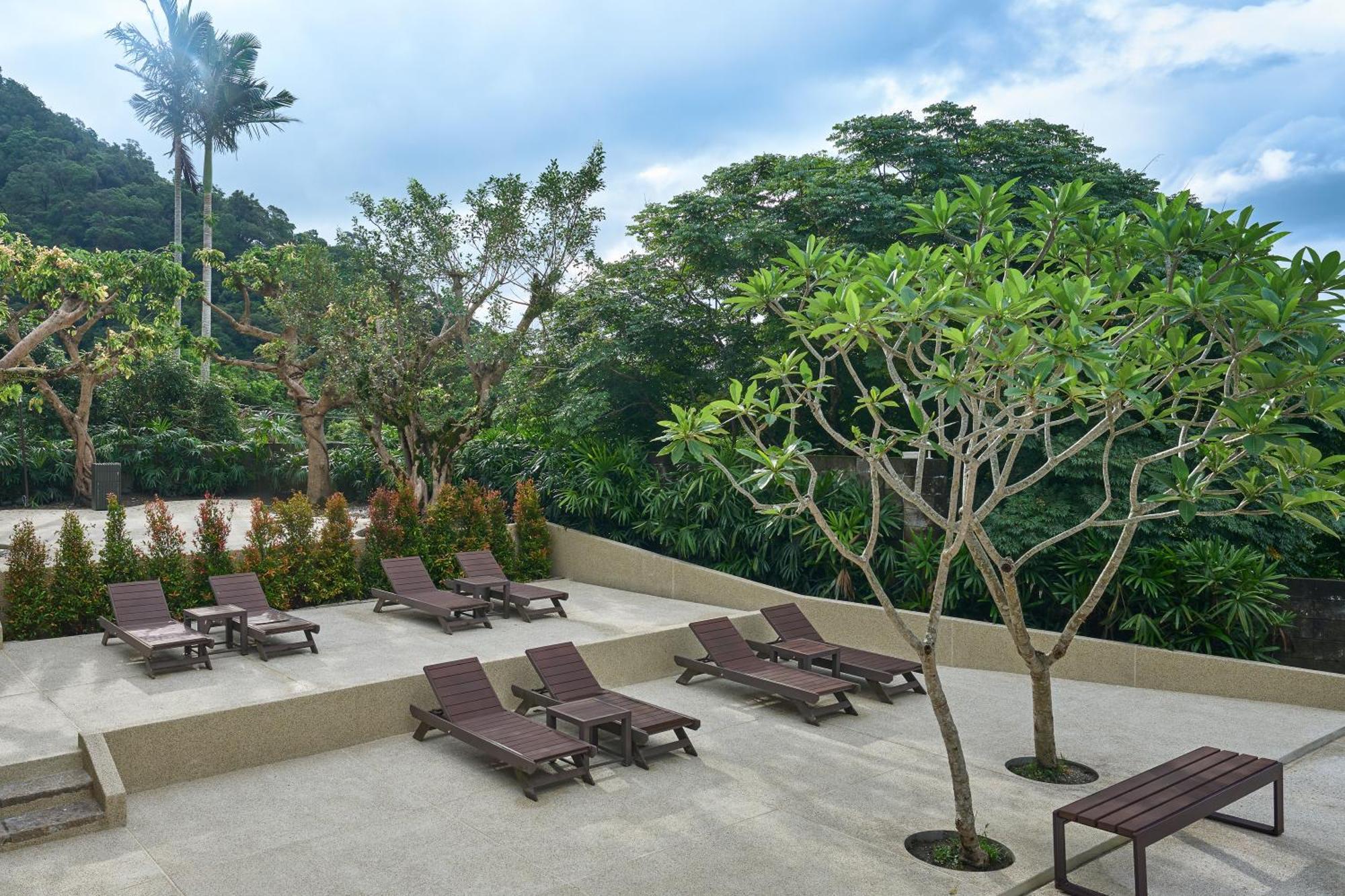โรงแรมรอยัล เจียว ซี เจียวซี ภายนอก รูปภาพ The resort's pool deck