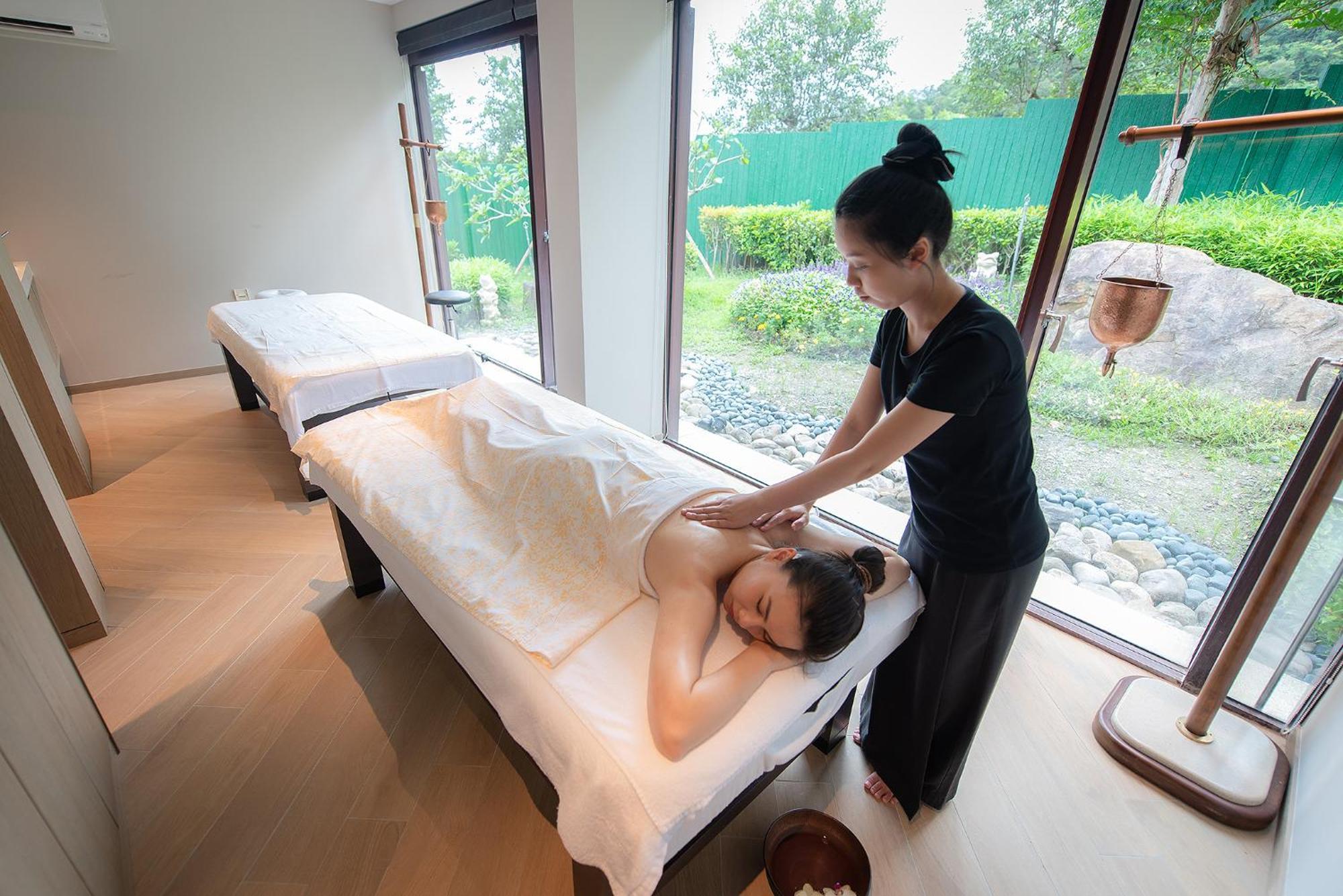 โรงแรมรอยัล เจียว ซี เจียวซี ภายนอก รูปภาพ A woman receiving a massage