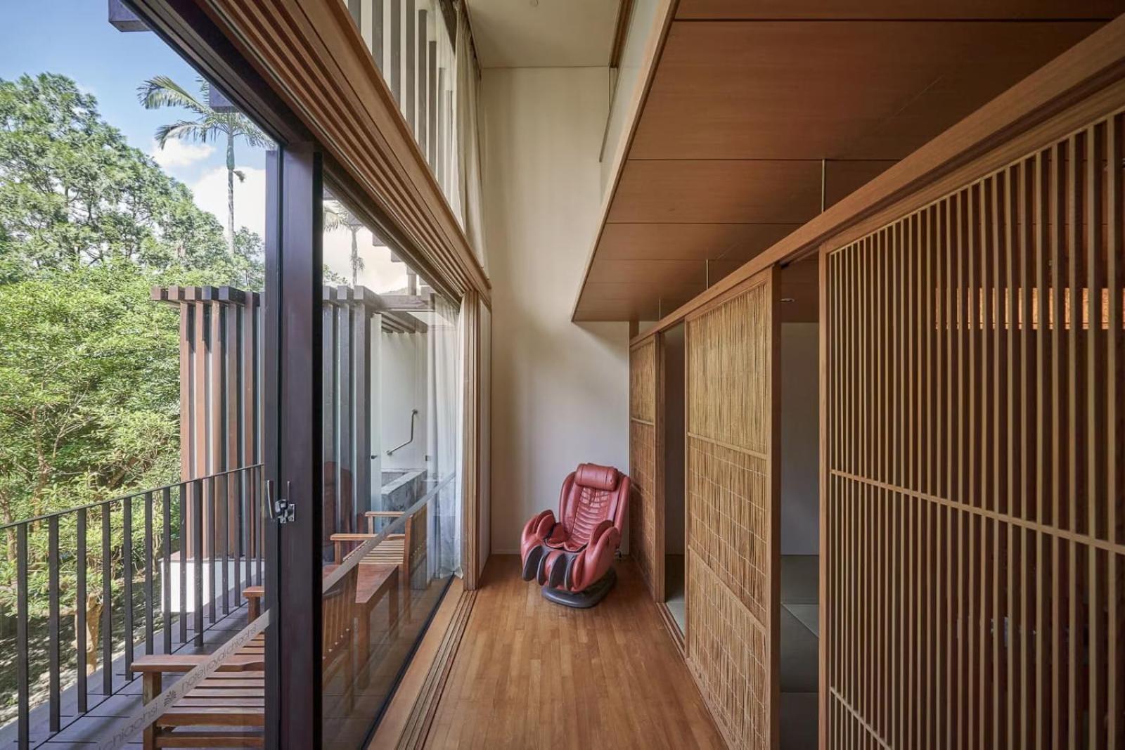 โรงแรมรอยัล เจียว ซี เจียวซี ภายนอก รูปภาพ A massage chair in a Japanese home