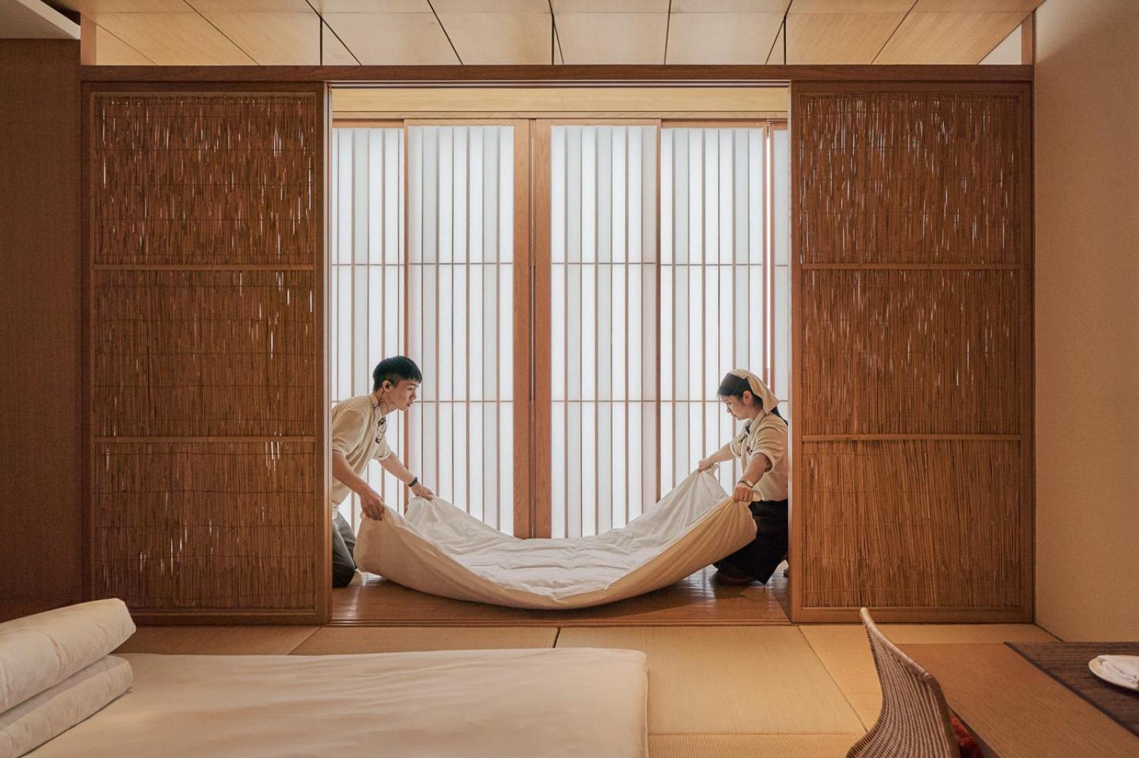 โรงแรมรอยัล เจียว ซี เจียวซี ภายนอก รูปภาพ A futon being prepared