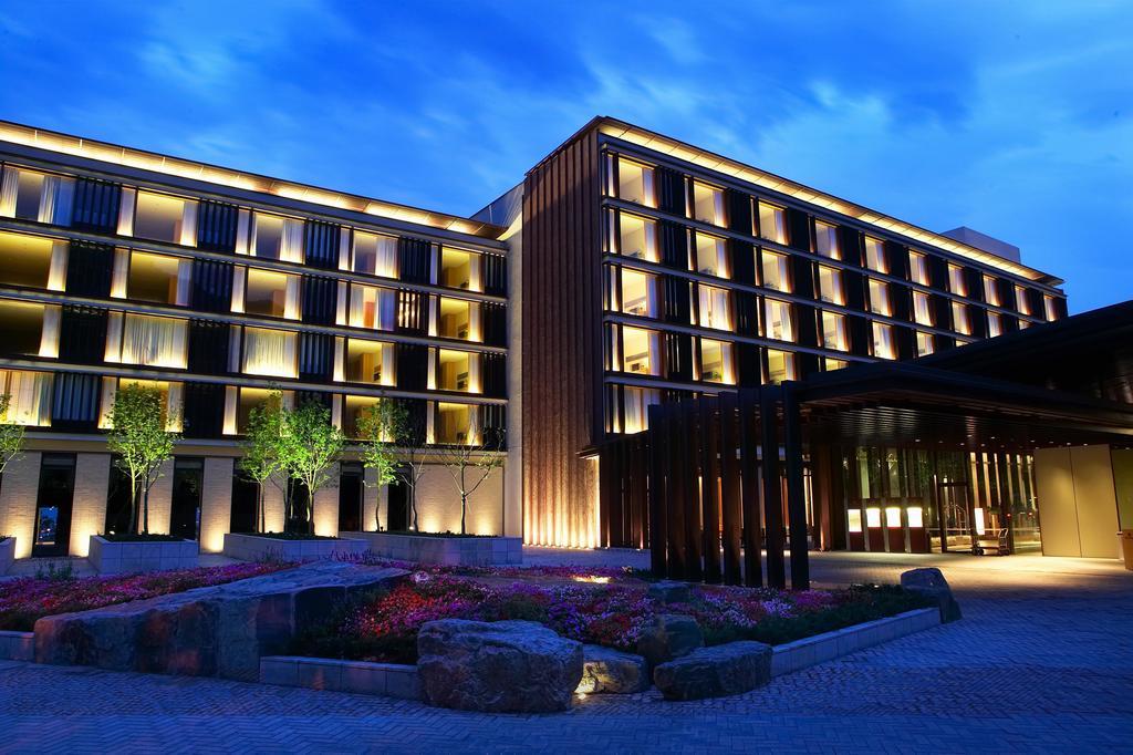 โรงแรมรอยัล เจียว ซี เจียวซี ภายนอก รูปภาพ The hotel at night